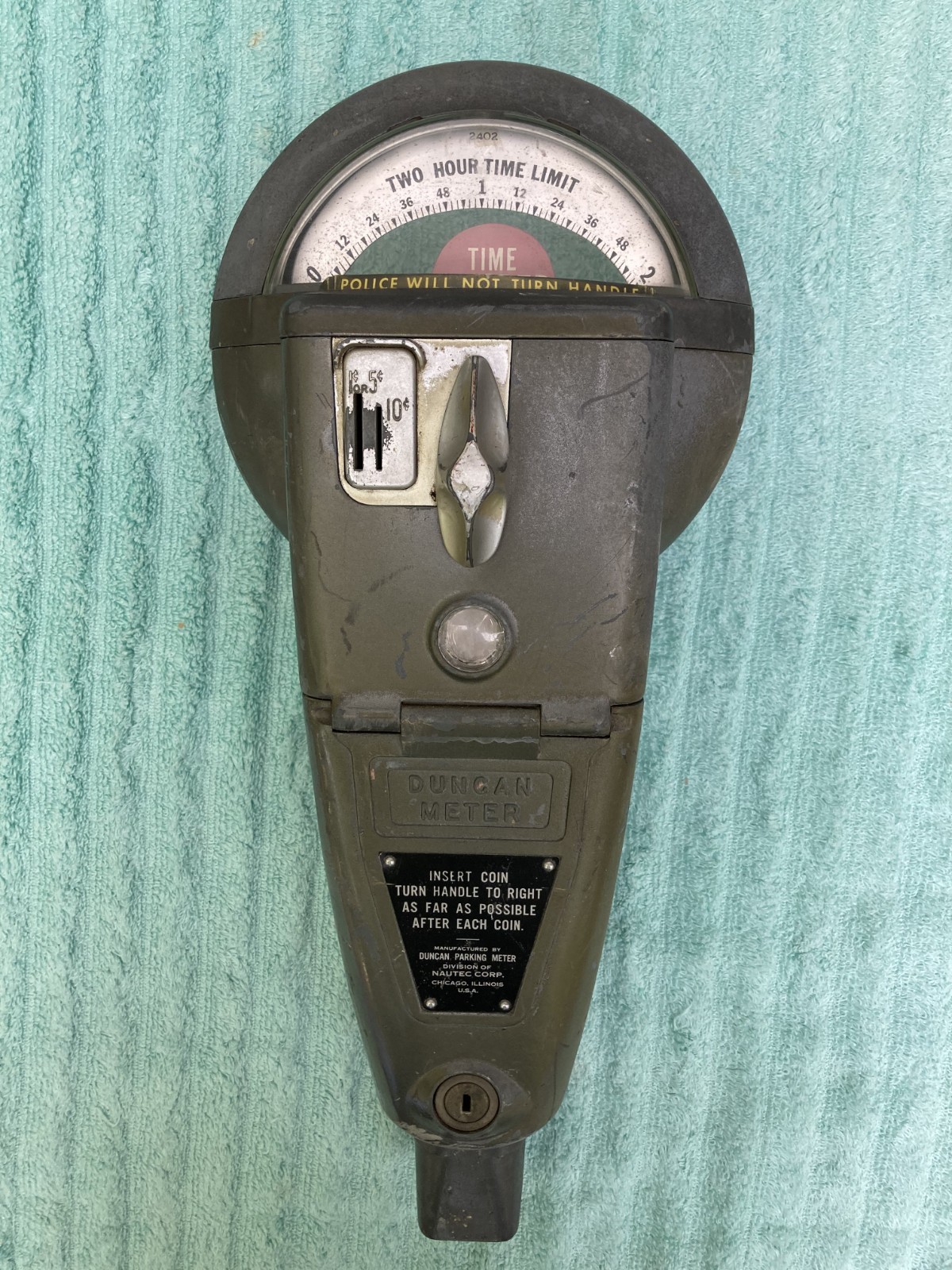 WORKING DUNCAN 2 HR PARKING METER   LOCKS OPEN W/FLAT BLADE    NO KEYS NEEDED