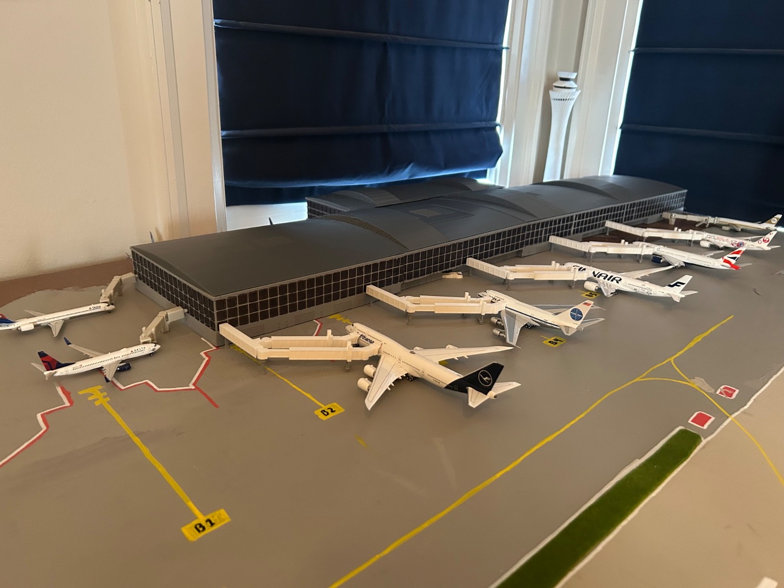 1:400 scale model airport terminal | 15+ gates-wide & narrow body, w/jetbridges