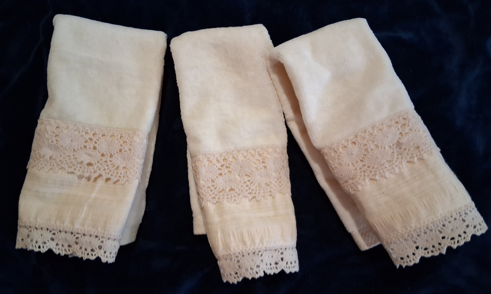 Vtg Avanti Look Hand Towels Set 3 Cream Velvet Velour Crochet Lace Trim 18x11