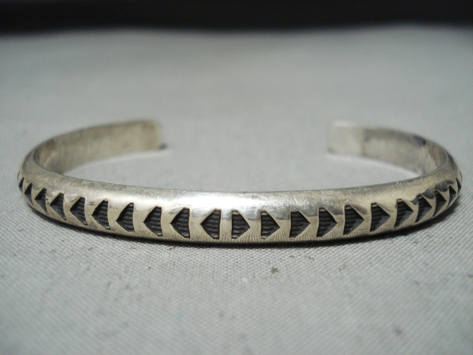 AMAZING VINTAGE NAVAJO STERLING SILVER BRACELET