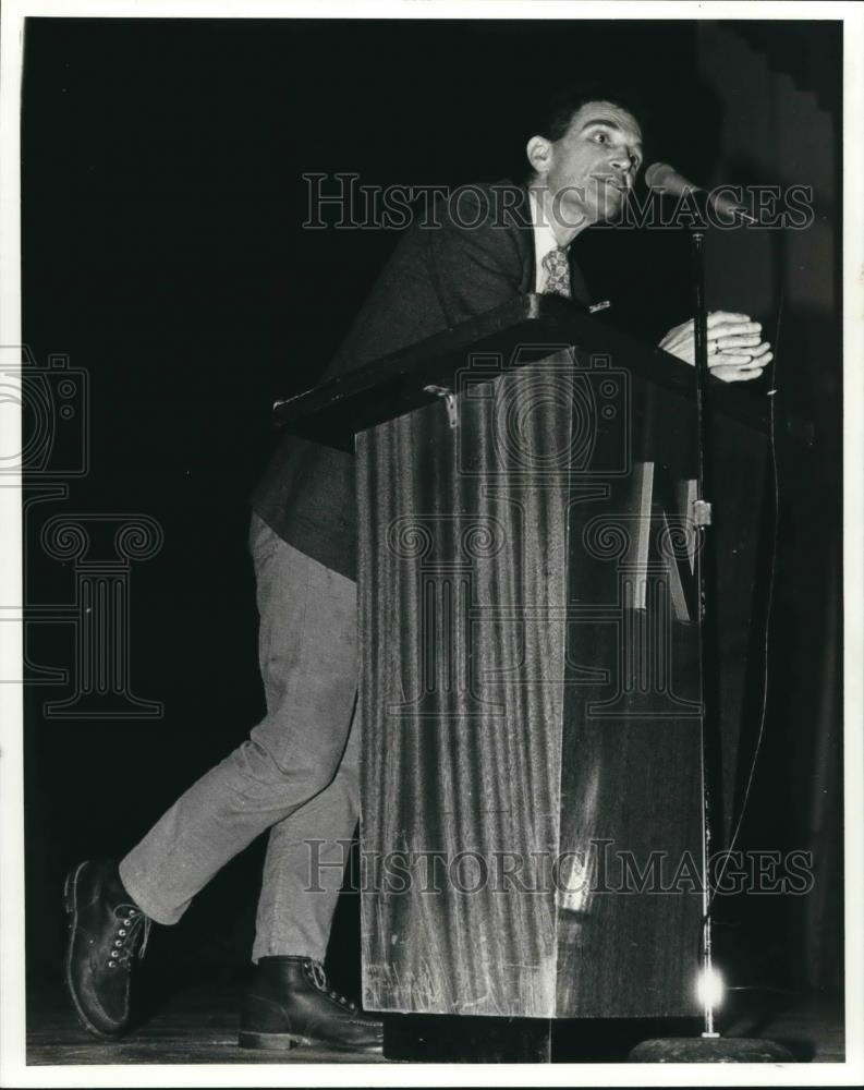 1981 Press Photo Dr. Robert Coles speaks from a podium - noa65590