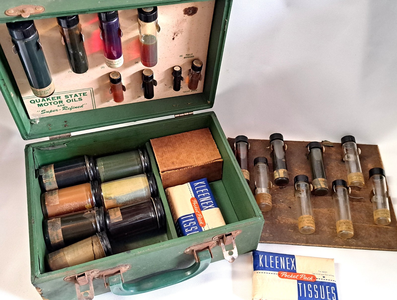 RARE QUAKER STATE MOTOR OIL SALESMAN SAMPLE BOX & ASSORTED BOTTLES SEE PICTURES