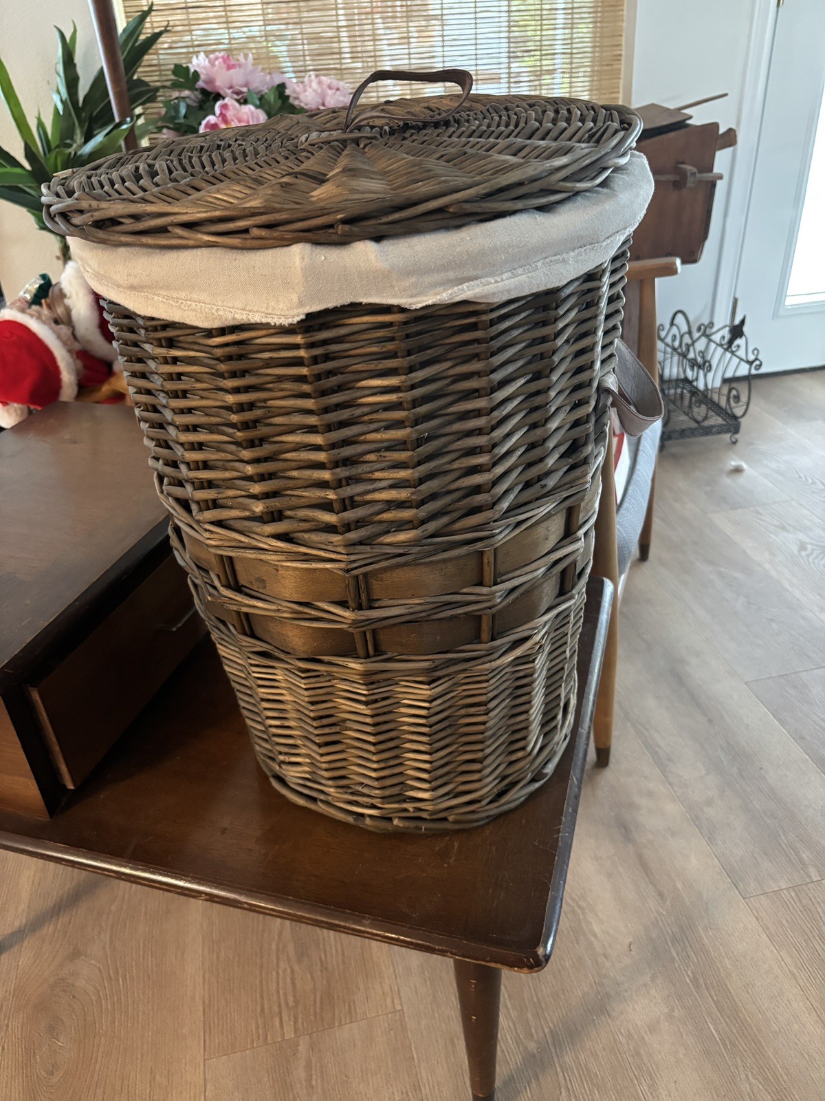 Large Vtg Round Wicker Rattan Storage Laundry Basket - 19\