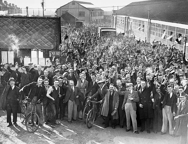 Huge throng of men responsible for building Geoffrey De Havilland\'- Old Photo