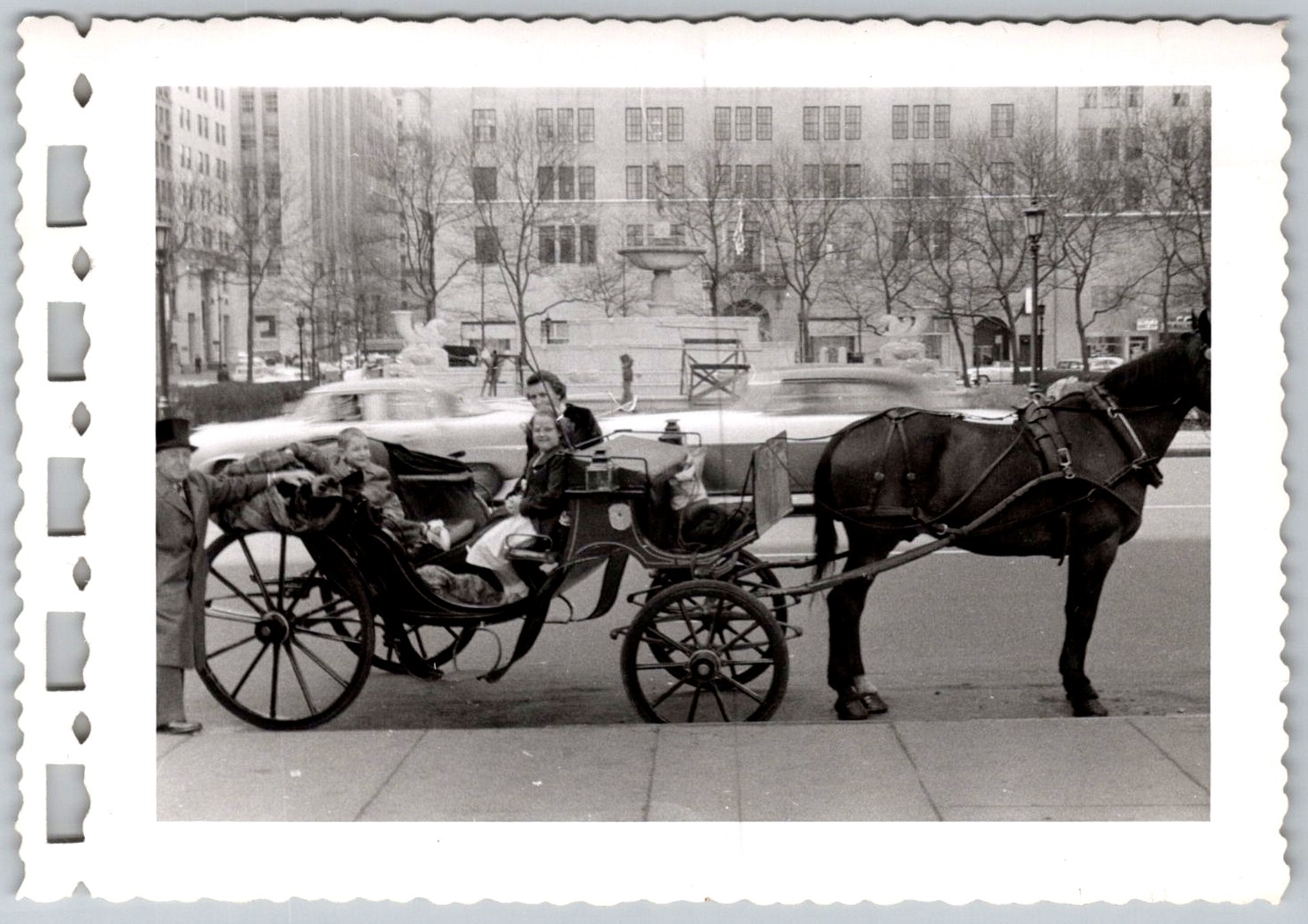 Vtg B&W Snapshot Central Park NYC Horse Drawn Carriage Ride Grand Army Plaza