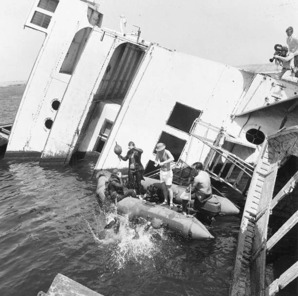 Scuba divers Royal Navy\'s Fleet Clearance work Egyptian passen- 1974 Old Photo