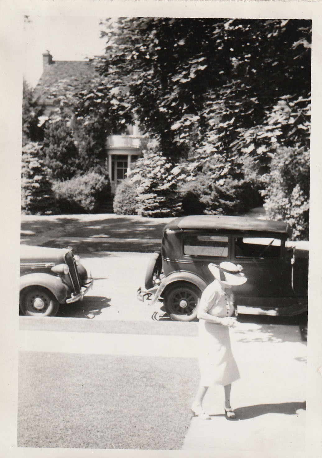 Vintage Photo 1930s Faceless Woman Fashion Classic Cars Hidden Home Artistic USA