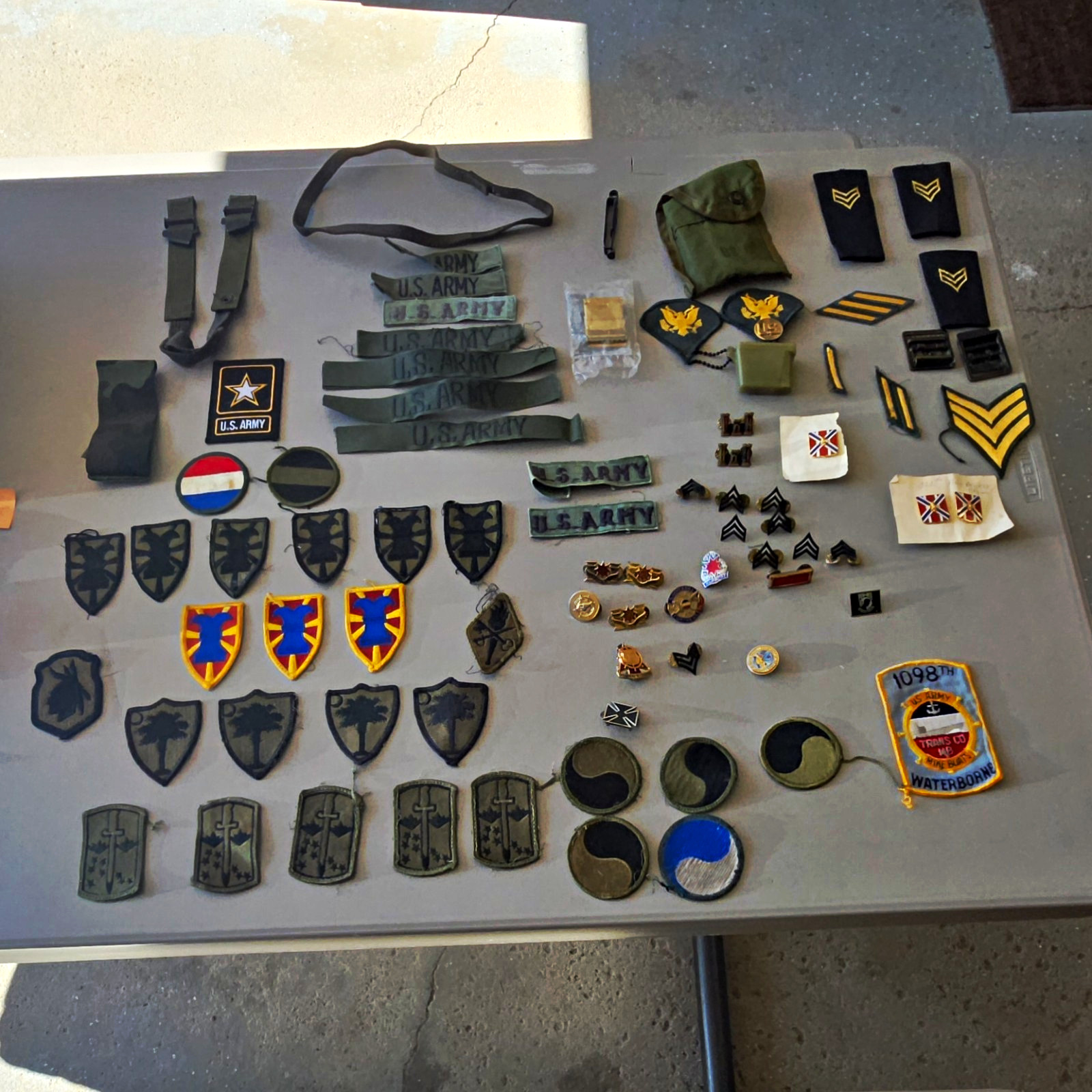 U.S. Army Assorted Insignia & Patches Lot Rank Chevrons Pins/Badges Militaria