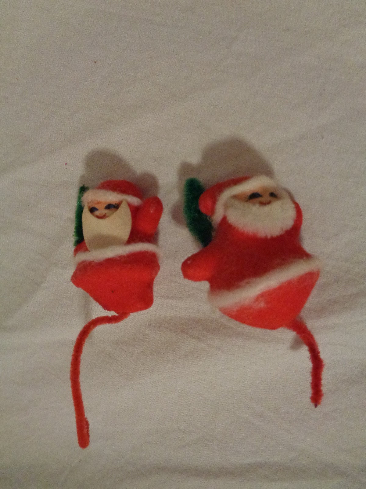 VINTAGE FLOCKED STYROFOAM CHENILLE PIPE CLEANER SANTA CLAUS PACKAGE TIE ORNAMENT