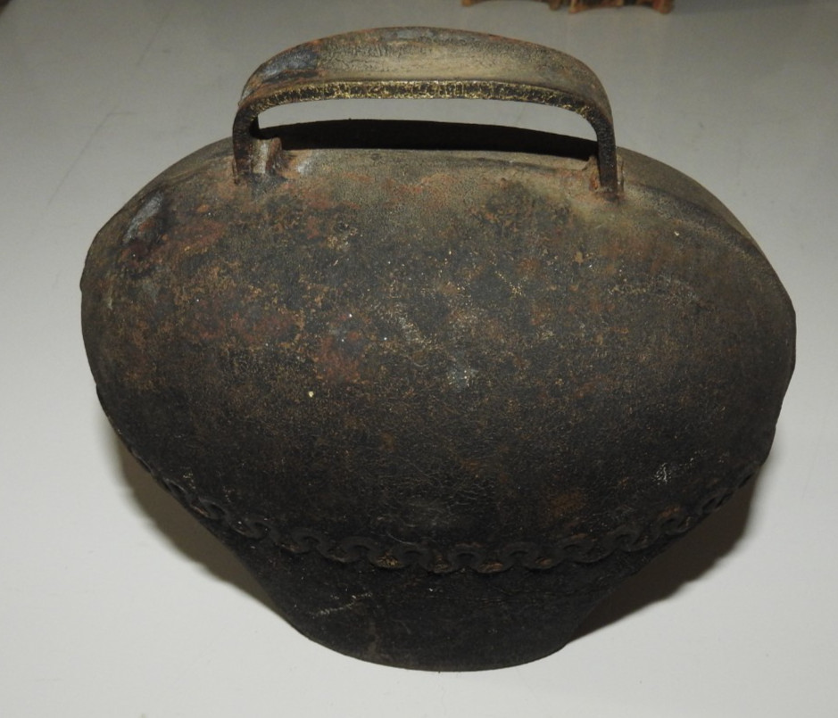 NICE Antique Swiss or Alpine LARGE Primitive Cow Bell, Hand-forged, GREAT RING
