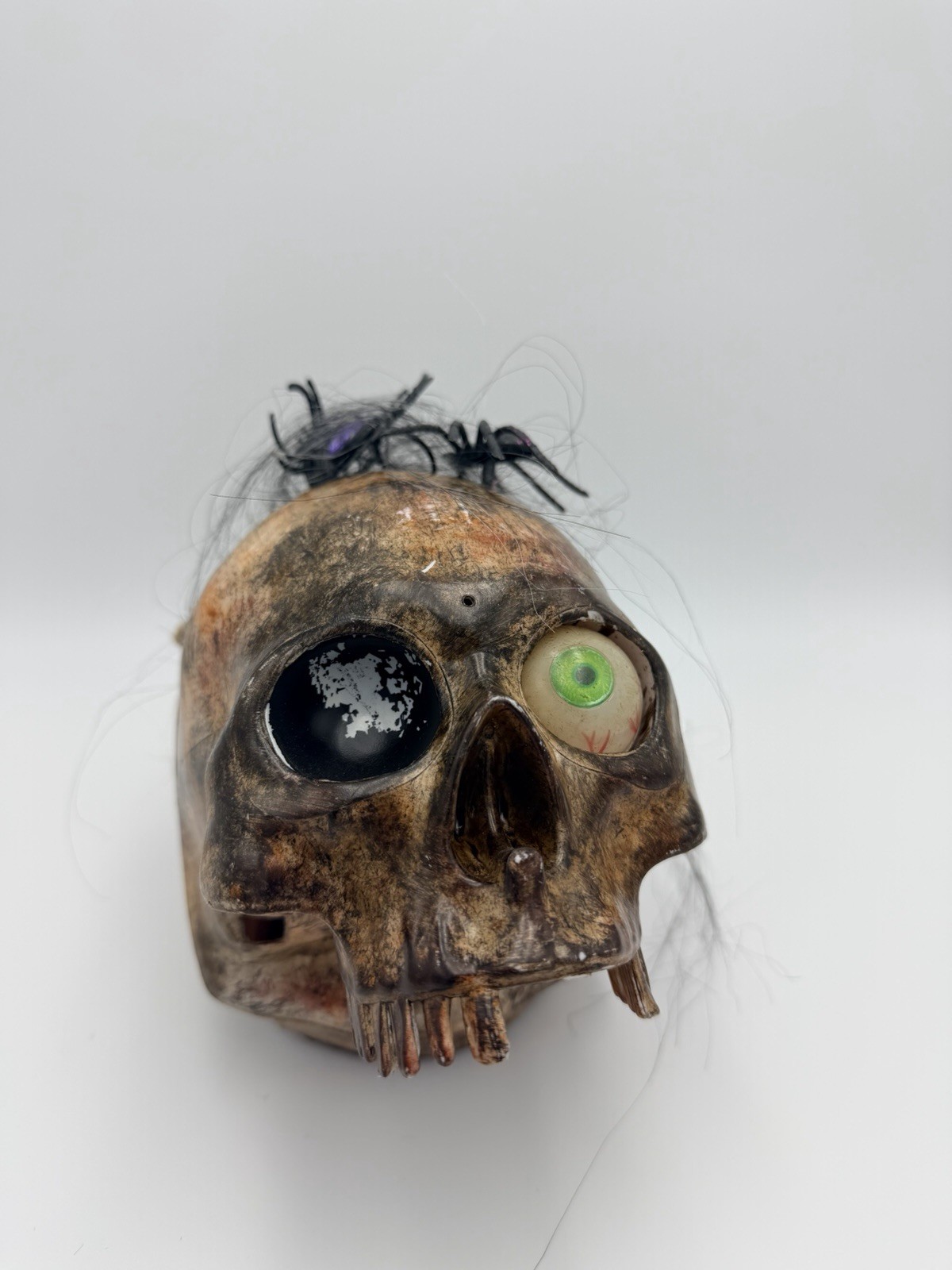 Gemmy Halloween Animated Scary Skull /Crusty Eye Skull