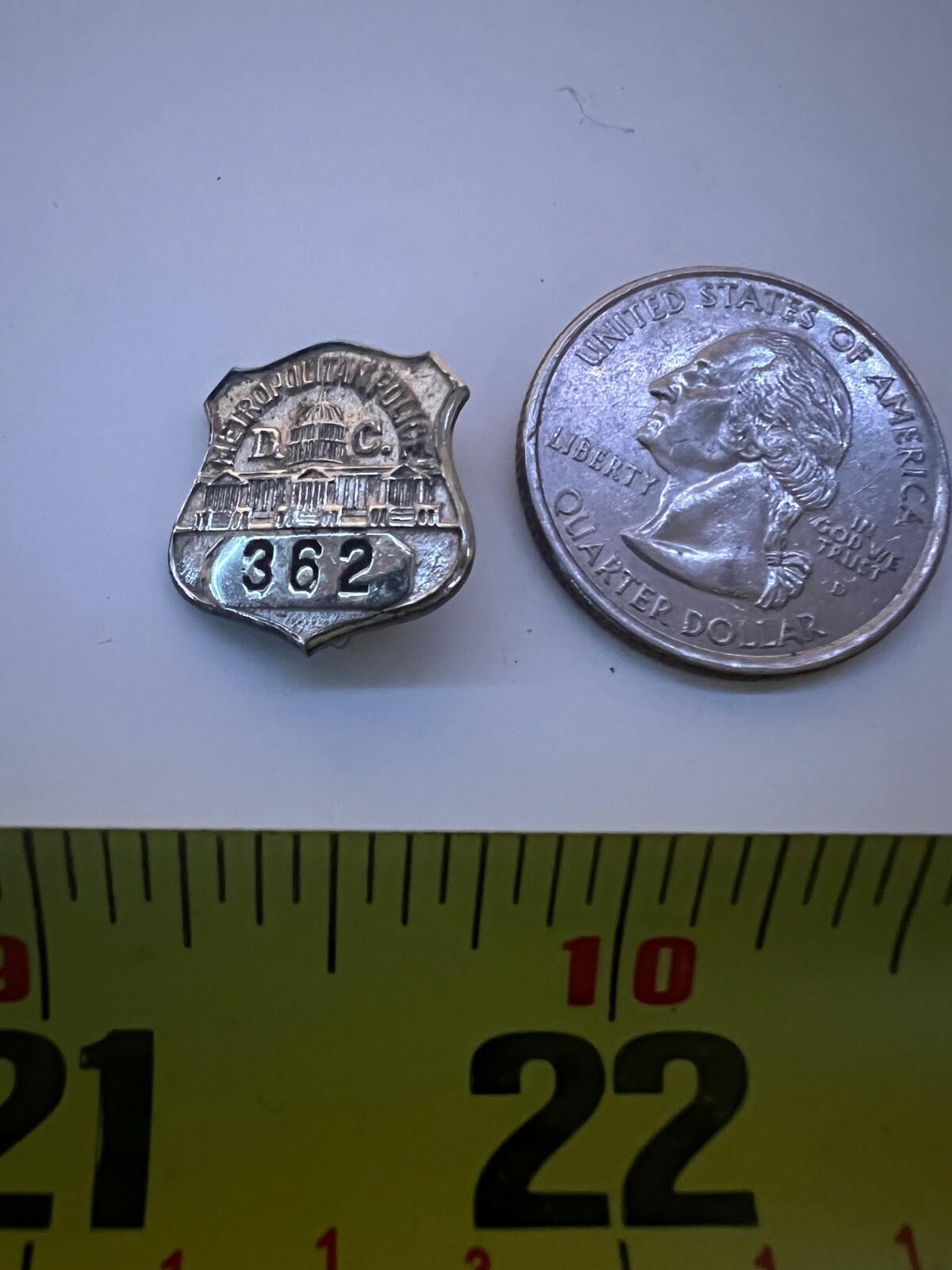 VINTAGE SMALL STERLING SILVER METROPOLITAN POLICE D.C. LAPEL BADGE PIN