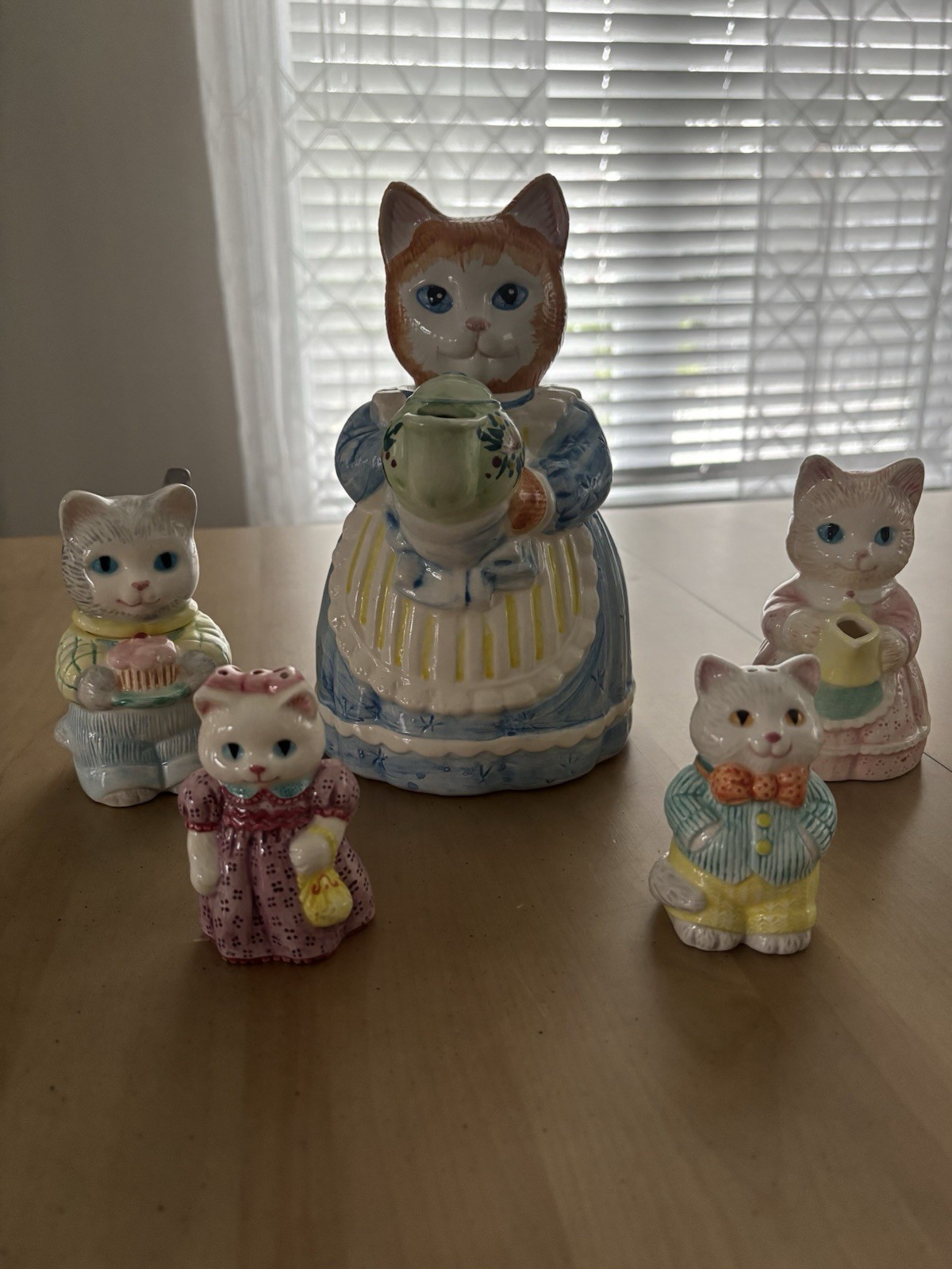 AVON Vintage 1992 Collectibles Cat Tea Set.Teapot, Sugar/Creamer, Salt & Pepper