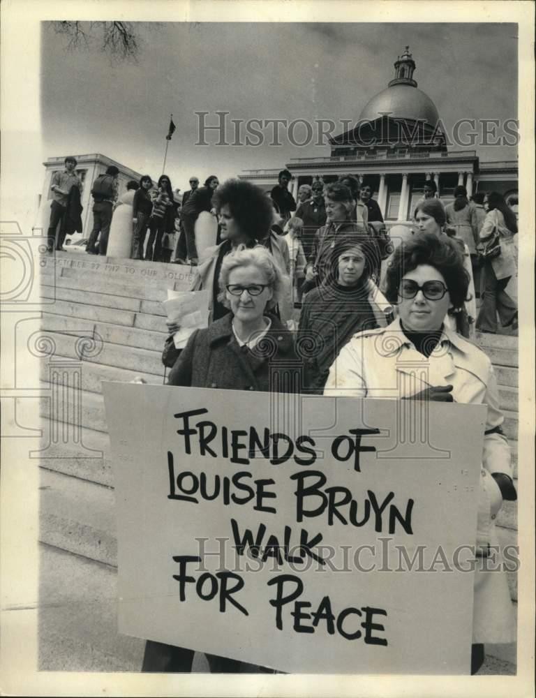 1971 Press Photo Friends of Louise Bruyn gather at Copley Square, Boston