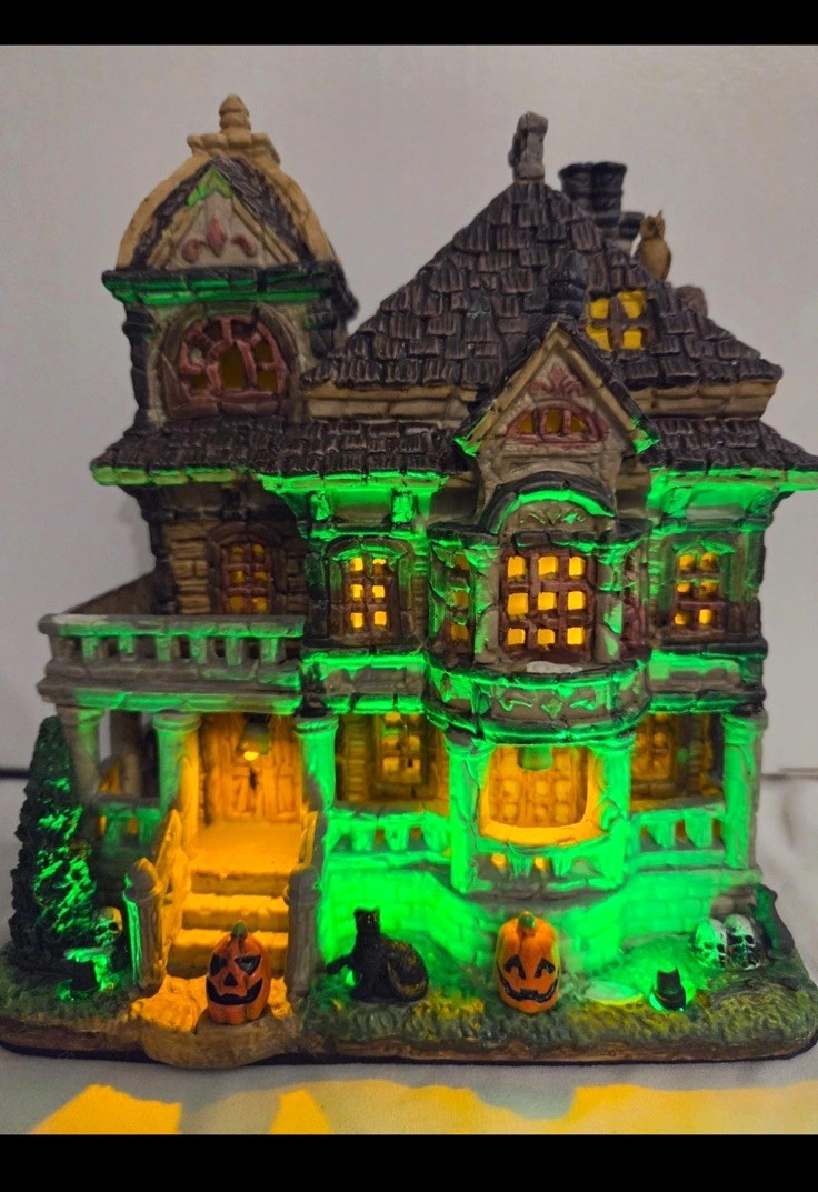 LEMAX Spooky Town Grimsbury Haunted House Lighted Resin Decor Boxed #05609