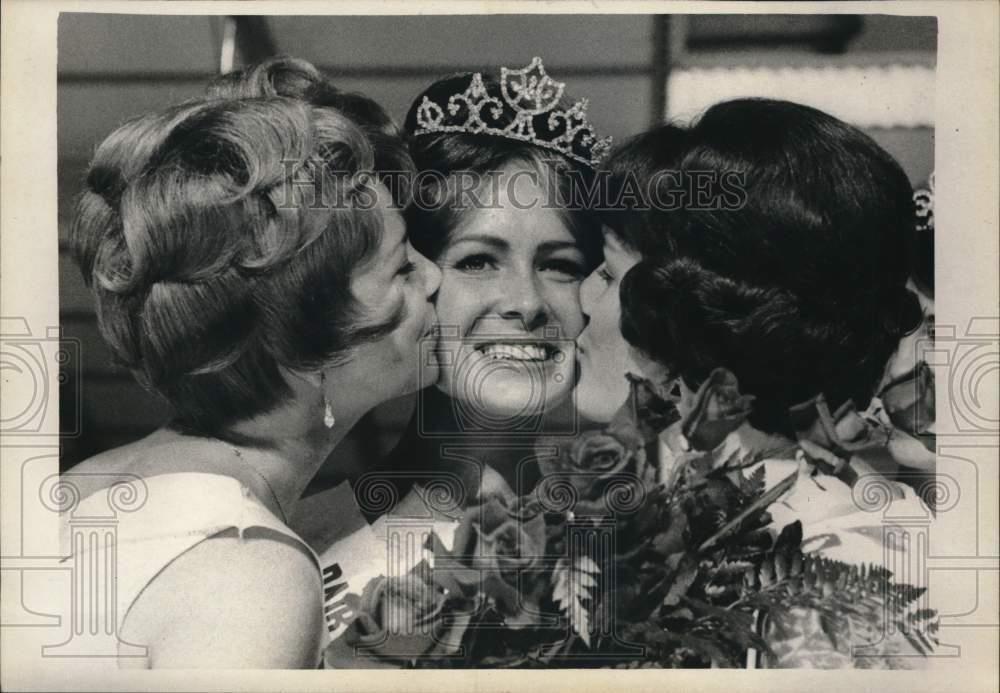 1967 Press Photo Carla Rae Larson kissed by runner-ups at Minnesota State Fair