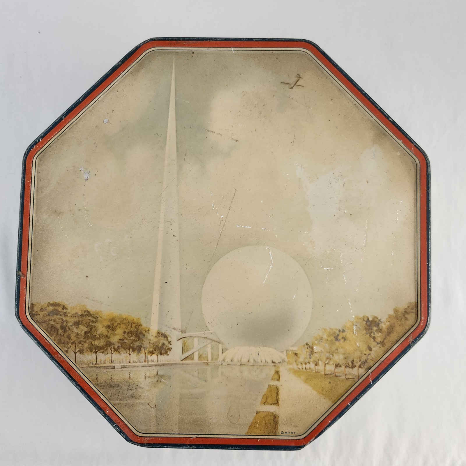 1939 New York World\'s Fair Loose Wiles Octagon Biscuit Tin with Handle Vintage