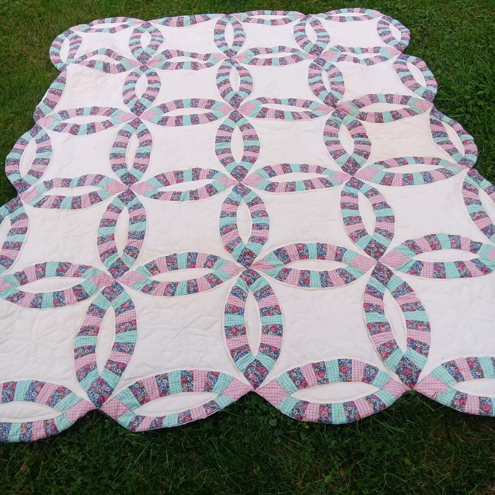 Vintage Hand-made Double Wedding Ring Cotton Quilt, Scalloped Edge 72 X 95 