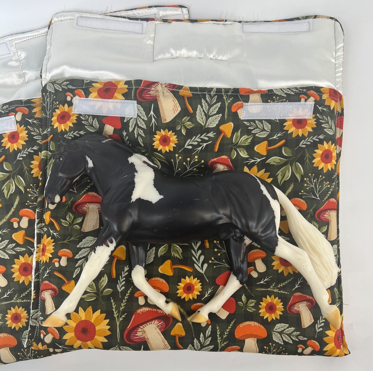 Set Of 2 Large Fall Model Horse Pony Pouches Traditional 1:9 Breyer Resin Stone
