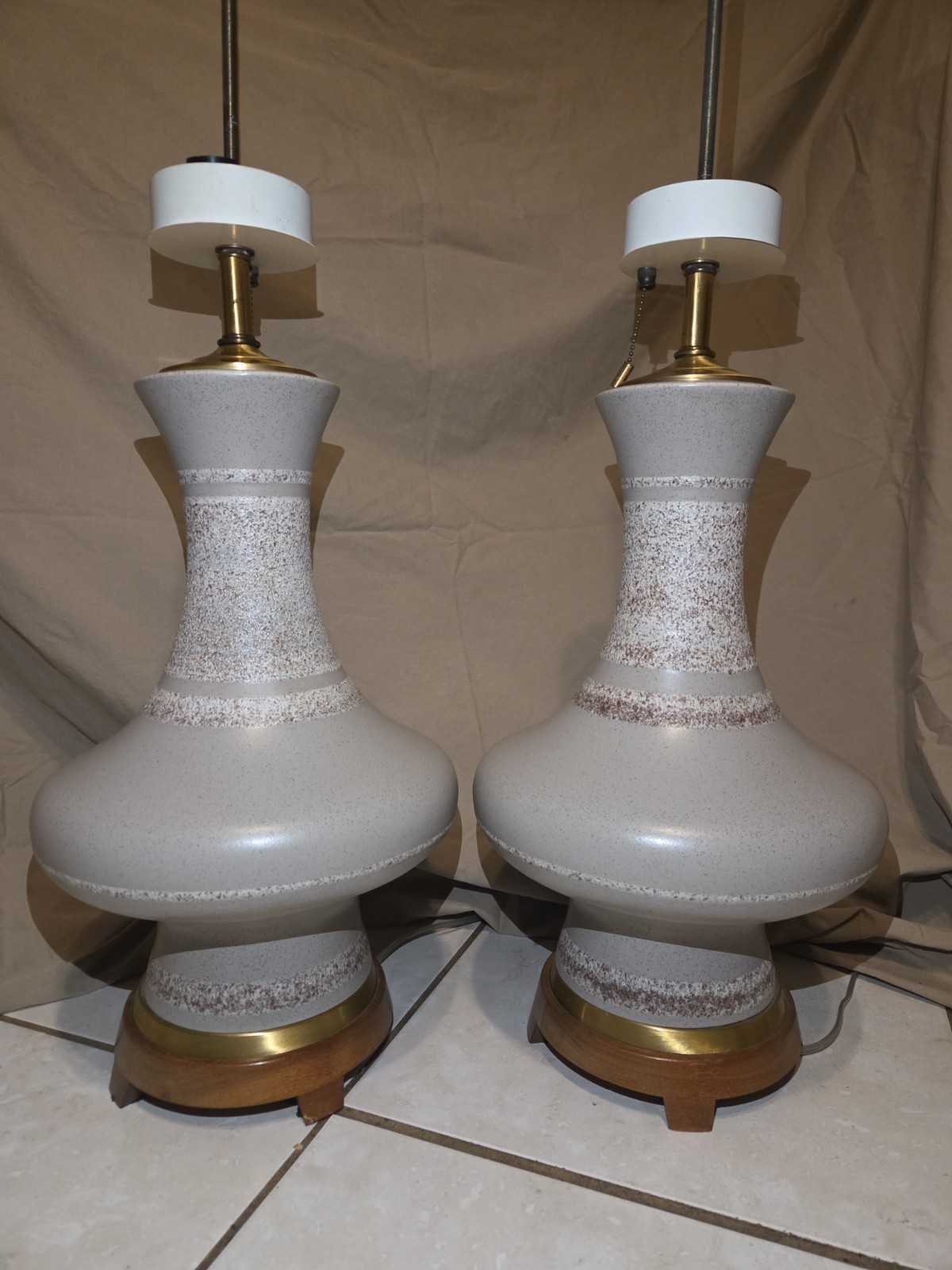 Pair Vintage Lightolier Heathered Taupe Pottery Table Lamps MCM Brass Wood