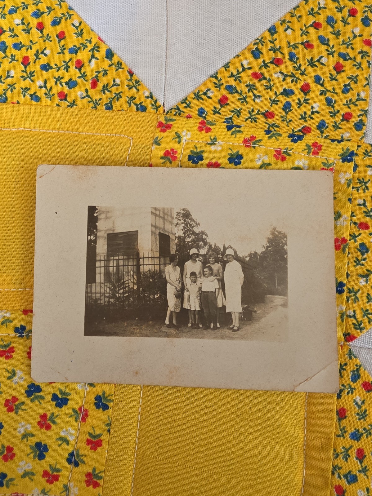 VTG B&W Snapshot Photo 1930s Group Portrait Family Women Children