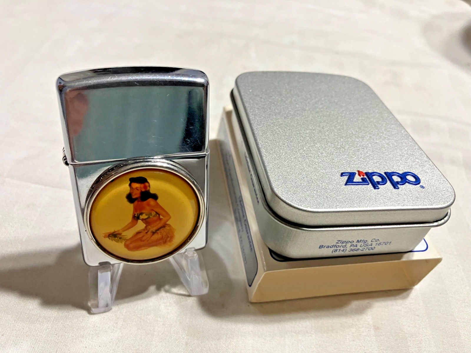 Old Unfired Zippo 1997 HAWAIIAN Pinup Girl Emblem Lighter with Tin XIII Code
