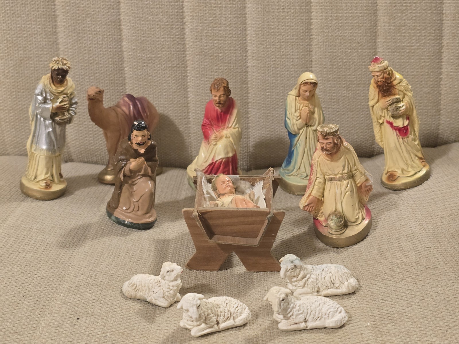 Vintage 12 Piece Set Of Chalkware Nativity Set