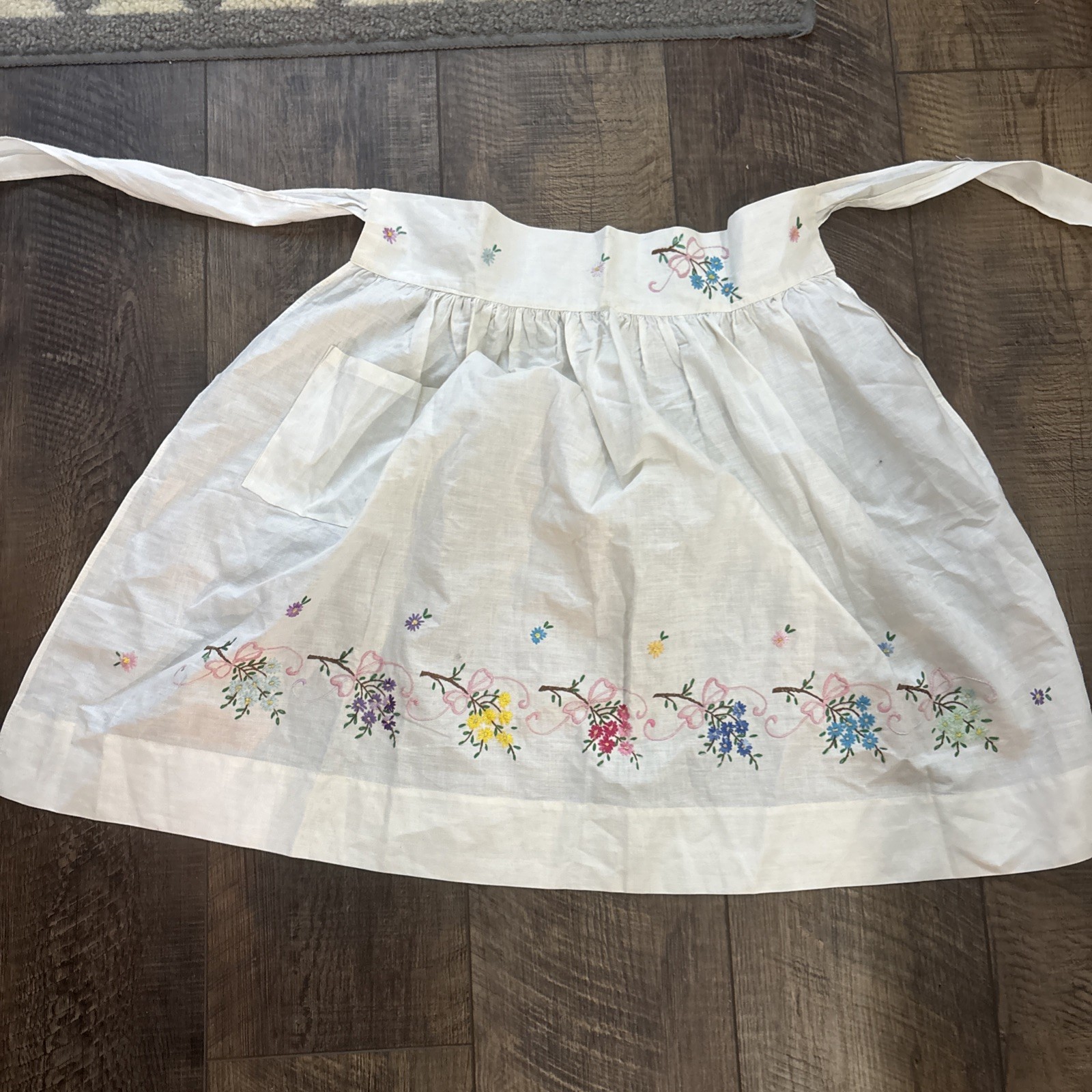 Vintage 1987 Hand Embroidered Apron 100% Cotton Floral Bouquet