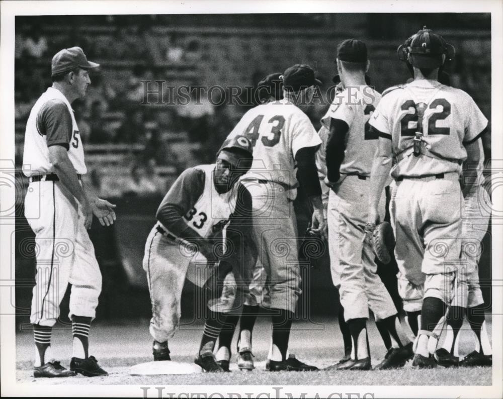 1957 Press Photo Luis Tiant & Del Rice of Twins - nes17327