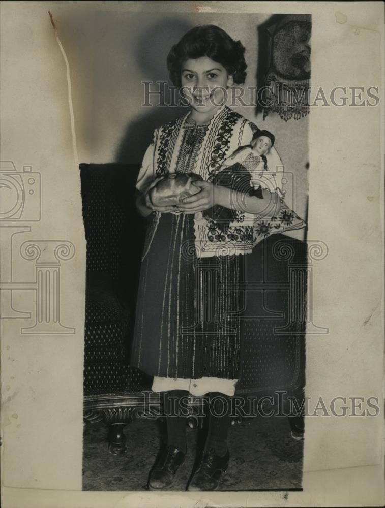1933 Press Photo Marie Valeria Bohar in Romanian Costume - neo14683