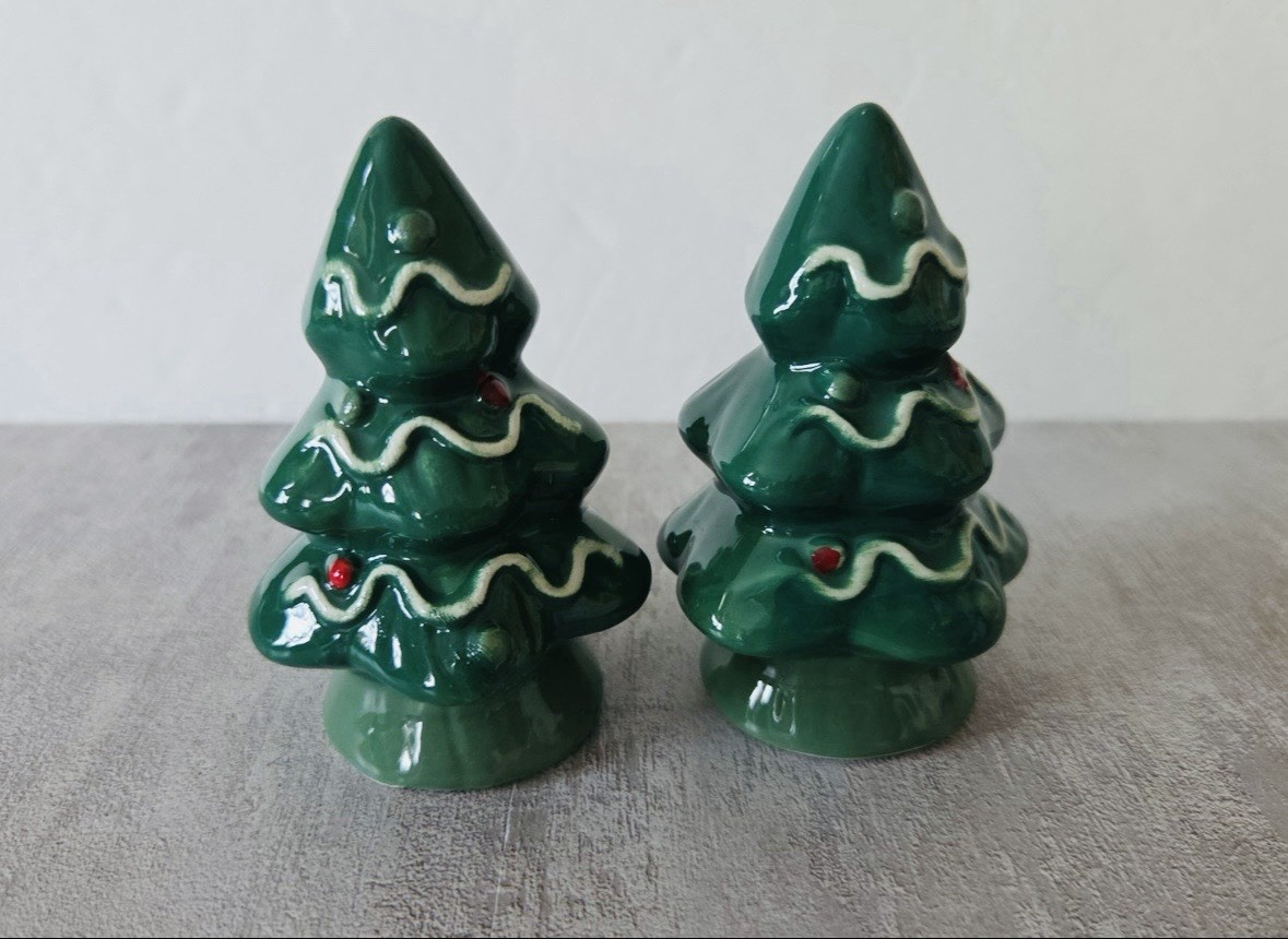 ❤️💚NWT  Ceramic Christmas Tree Salt & Pepper Shaker Set
