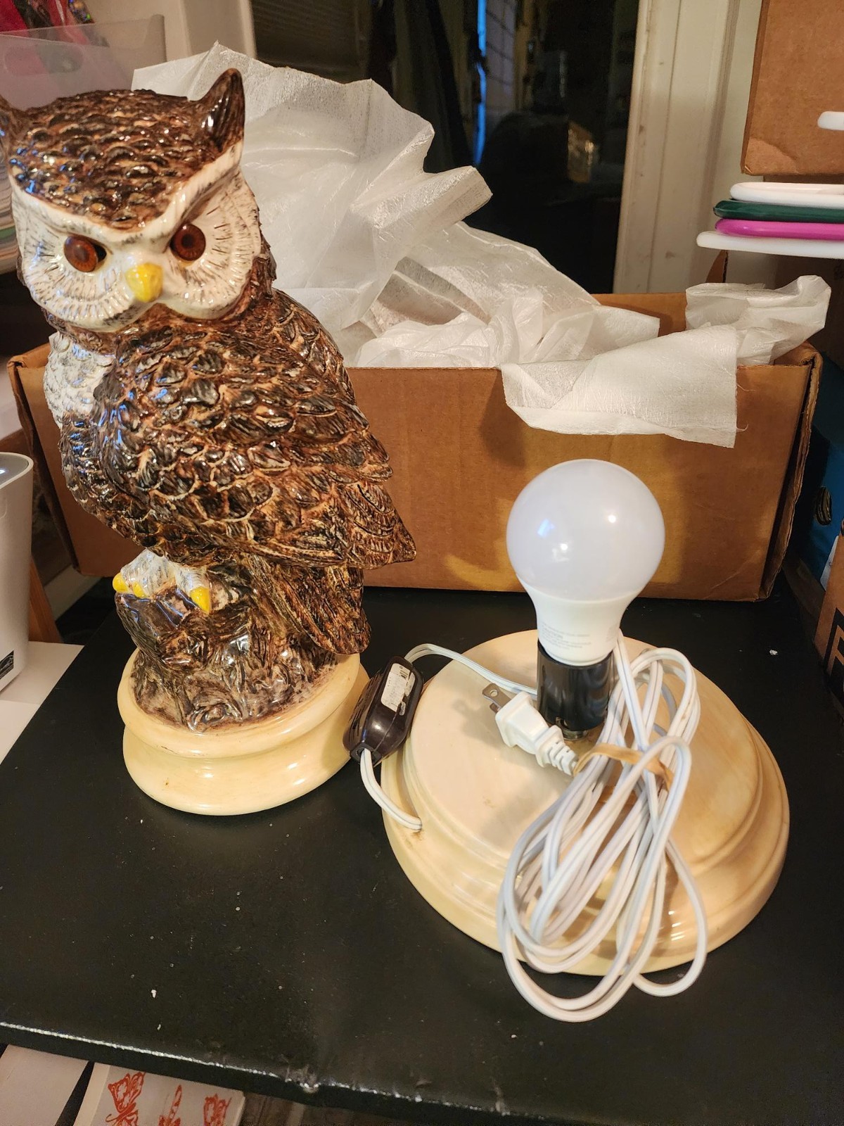 VINTAGE 1970'S HAND PAINTED CERAMIC HORNED OWL LAMP-WHOLE OWL LIGHTS UP