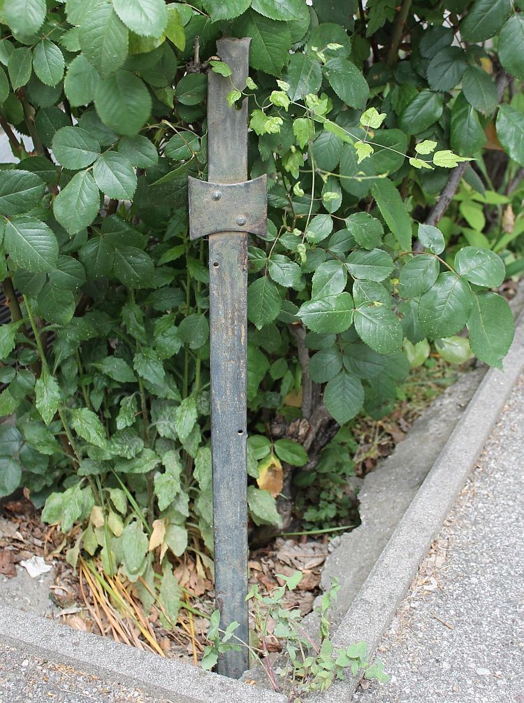 Original WWII German Barbed Wire Steel Picket  Drahtind Steel Obstacle POST ( b)