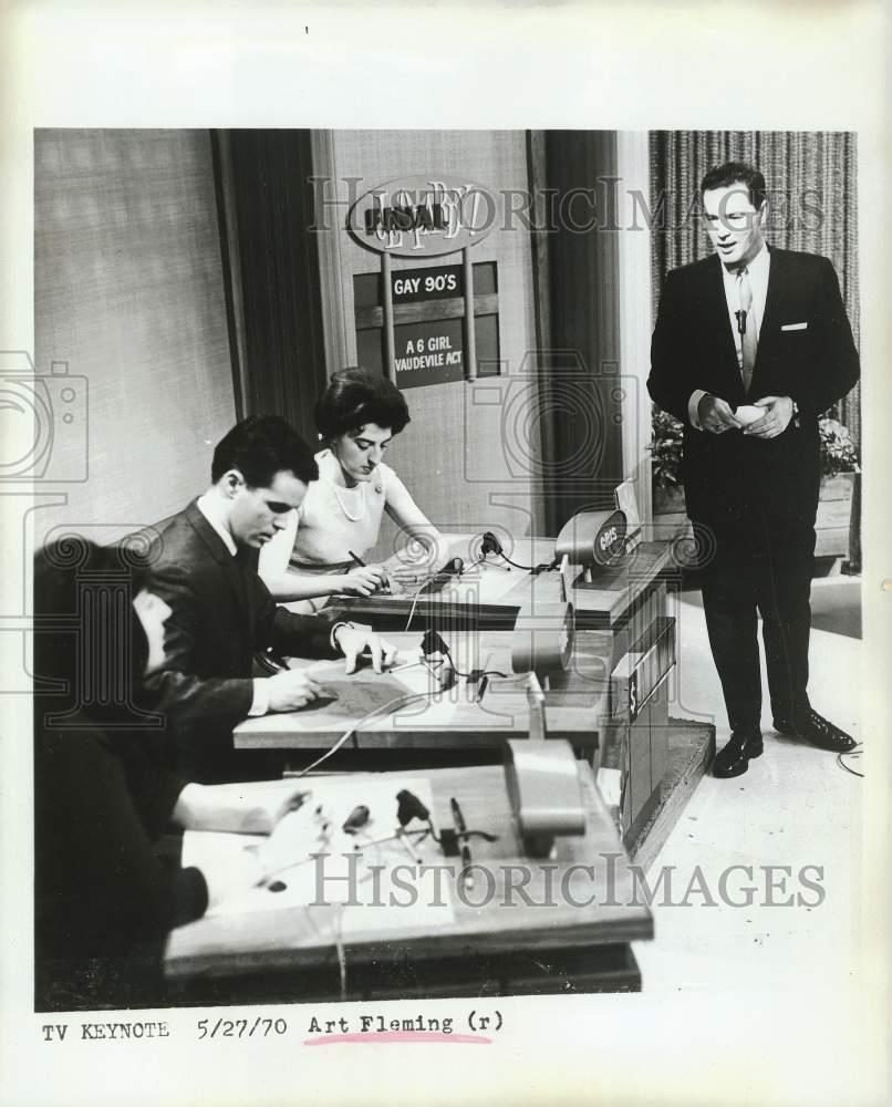 1970 Press Photo Art Fleming with contestants on the set of game show