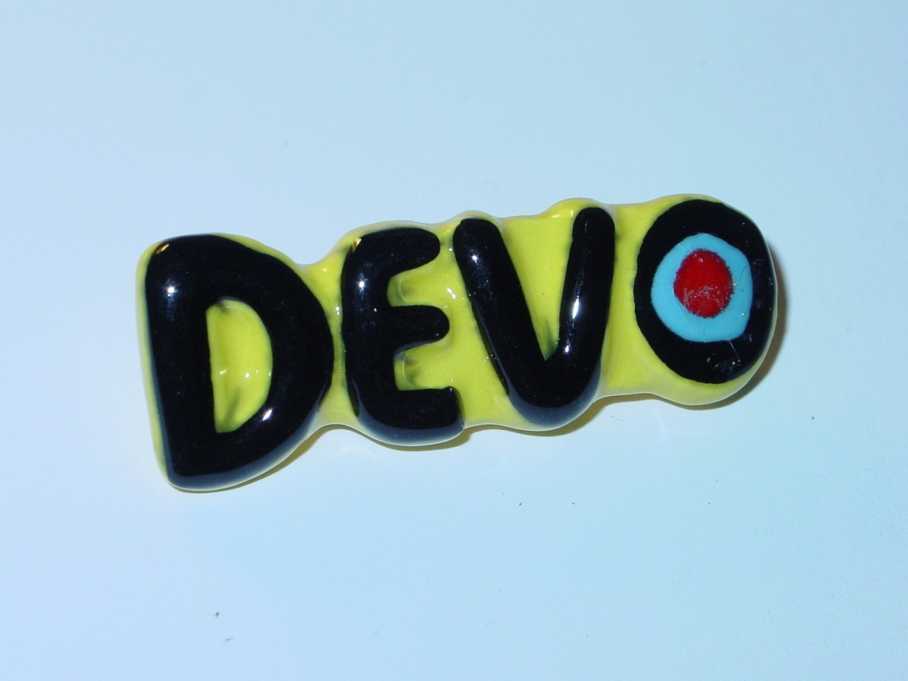 DEVO VINTAGE 1980's CERAMIC PIN COLLECTIBLE PUNK ROCK ITEM 1.75 INCH -NICE