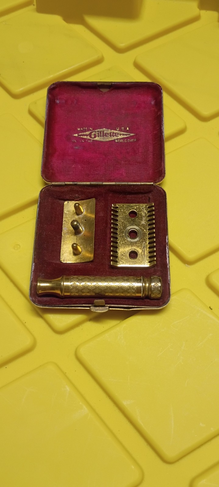 Vintage Antique 1920 Gillette Gold Tone Tuckaway Razor & Case
