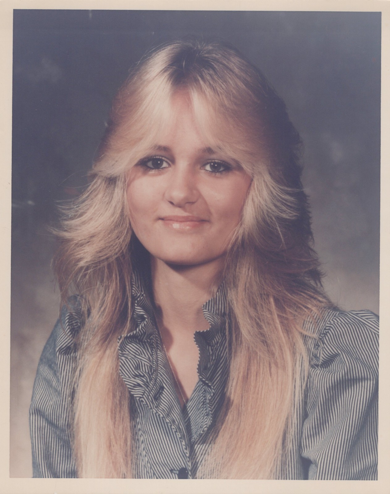1970\'s Cute Young Lady Farrah Fawcett Hair - VINTAGE AMATEUR FOUND PHOTO 8X10