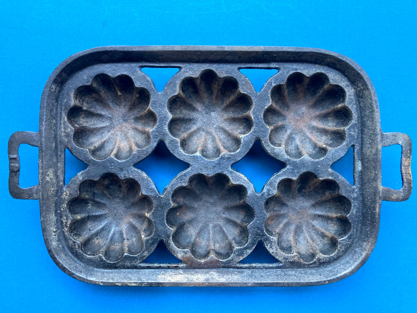 Vintage Cast Iron Cornbread/Muffin Pan 6 Cup Open Handles #19