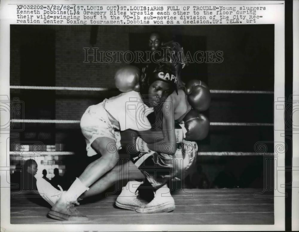 1962 Press Photo Kenneth Dobbins vs Gregory Hites at St Louis MO boxing