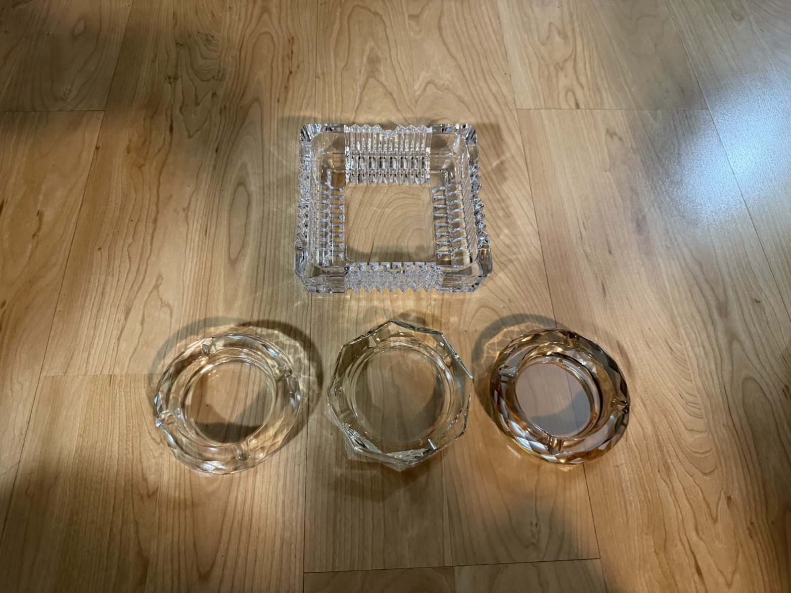 Lot: 4 Brand New Stylish Glass Ashtrays