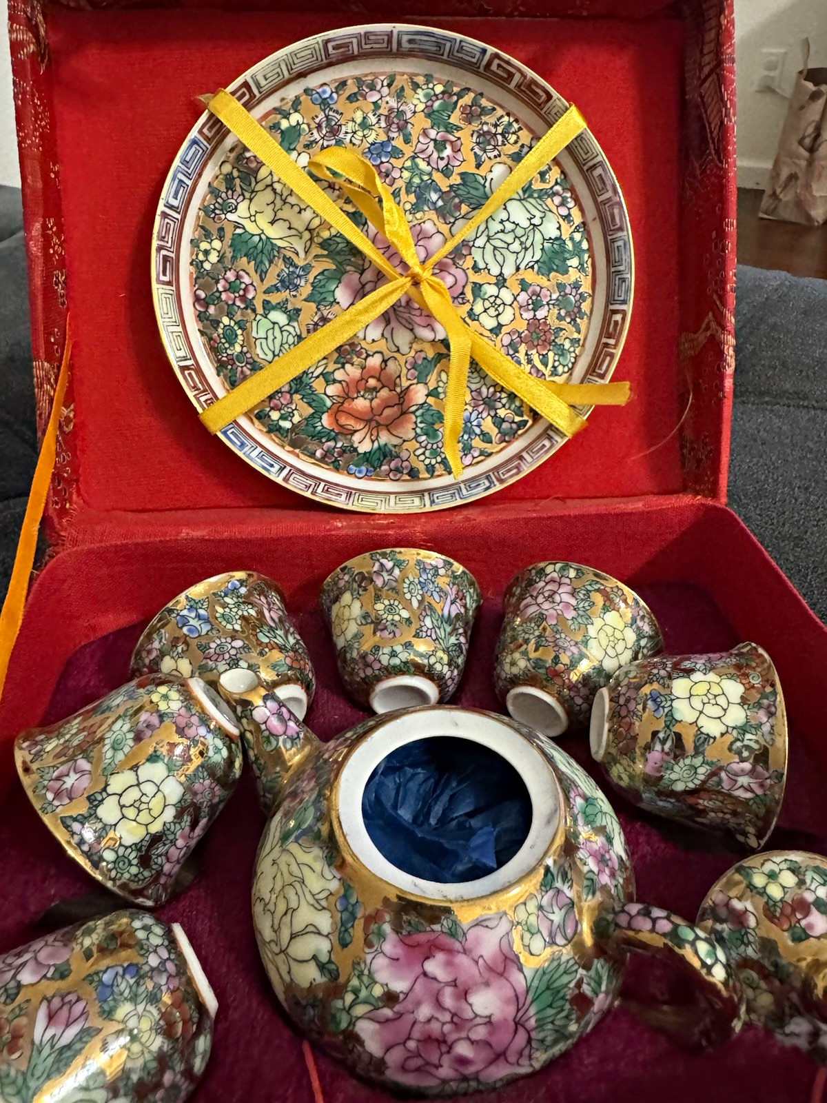Mini vintage Chinese Floral Porcelain Tea Set w/ Teapot, Cups, Plate.