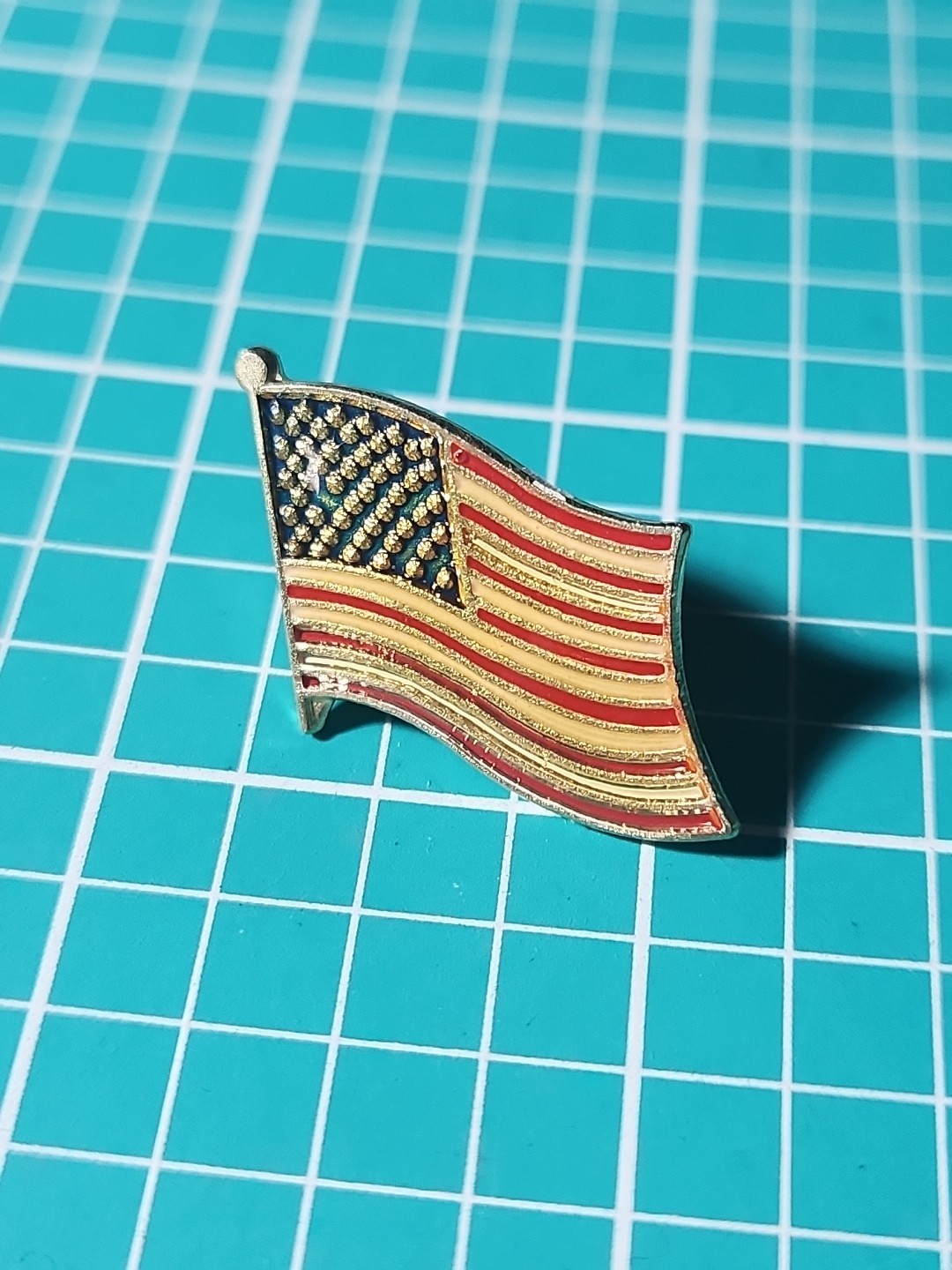Vtg USA Flag  🇺🇸  Gold Tone Lapel Pin