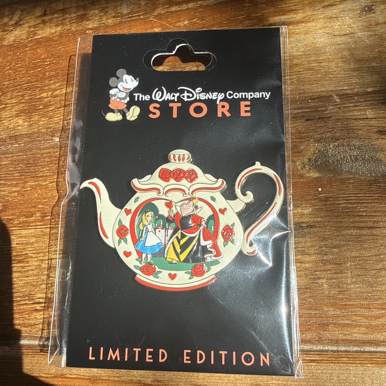 Disney TWDC Alice in Wonderland Teapots Pin LE 300 - Alice & Queen of Hearts
