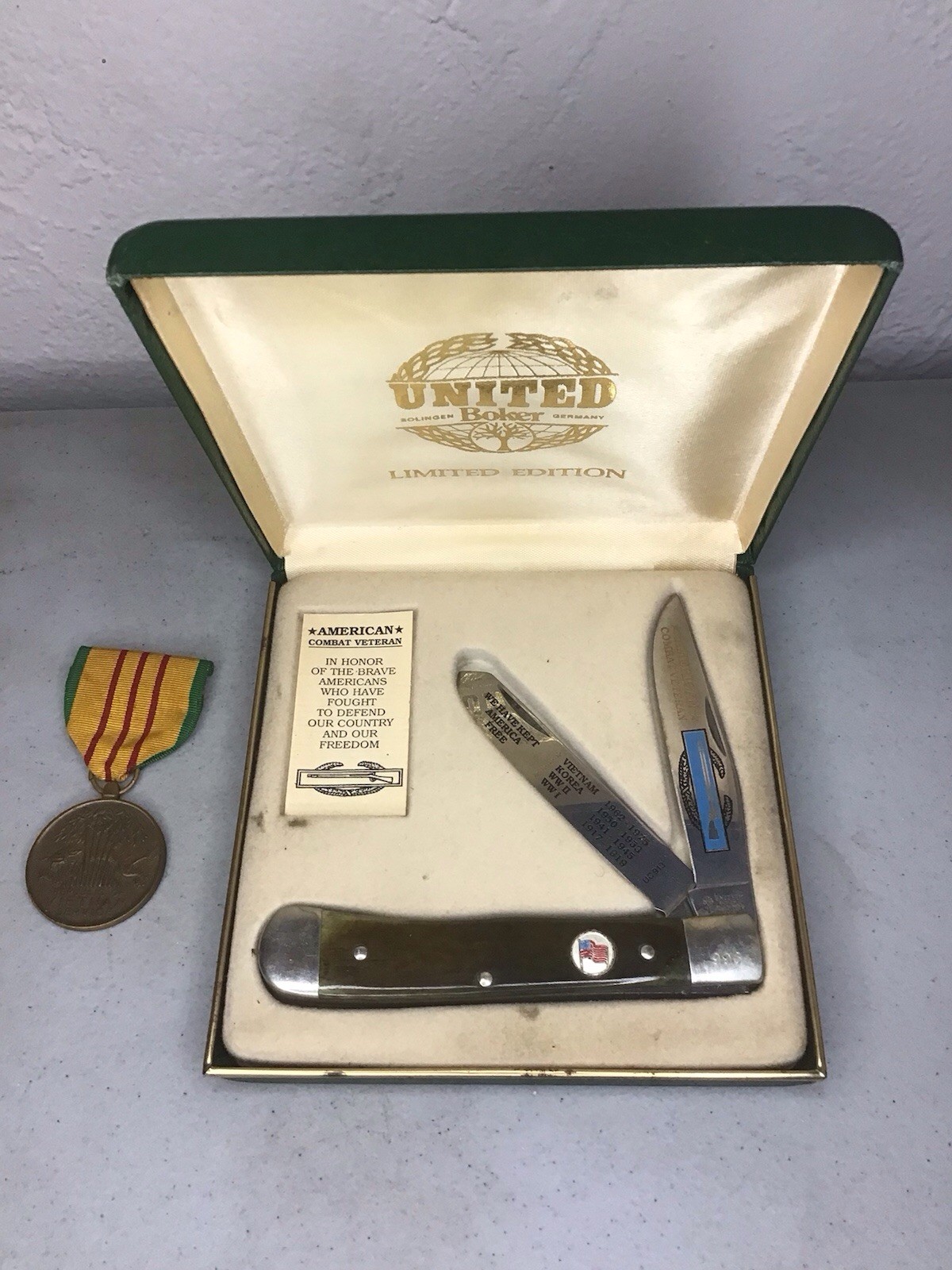 United Boker Pocket Knife Combat Veteran UC913 Solingen Germany & Vietnam Medal
