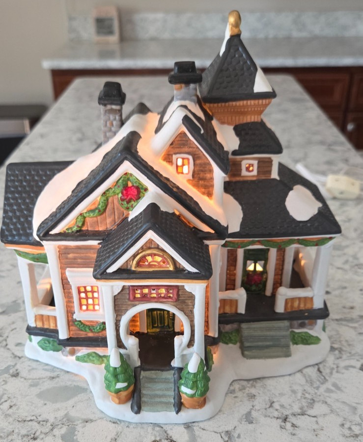New Santa’s Workbench Lighted Porcelain House Towne Series Fairfax Place 2003 New Santa’s Workbench Lighted Porcelain House Towne Series Fairfax Place 2003