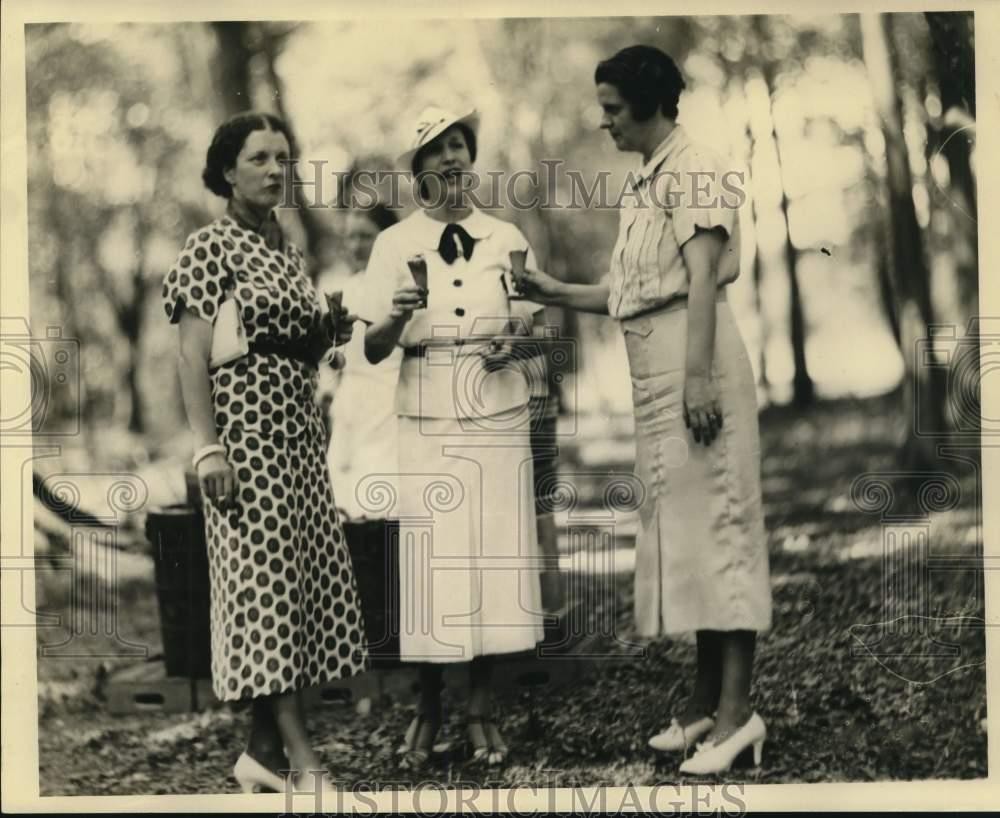 1936 Press Photo Women Chat at Metairie Park Country Day School, Louisiana