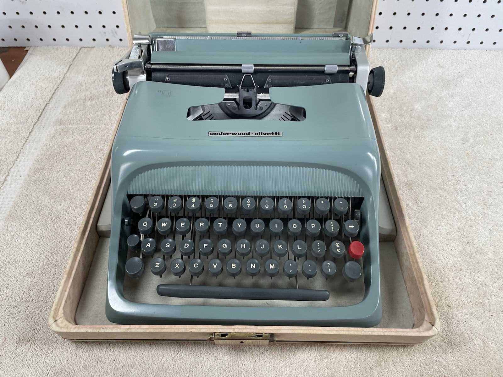 1948 Underwood Olivetti Studio 44 Typewriter NEAR MINT CONDITION w/ Flocked Case