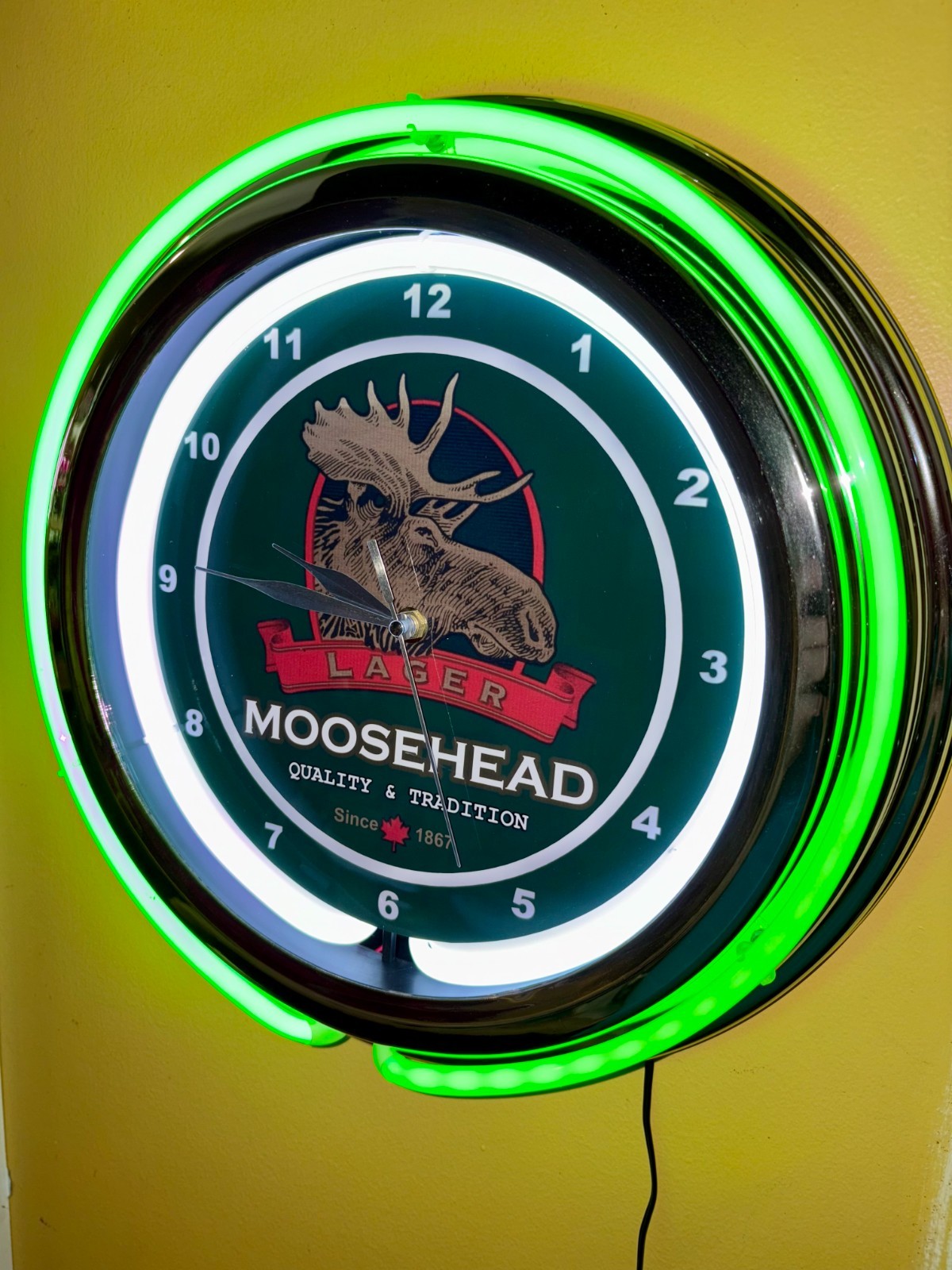 Moose Head Canada Beer Bar Man Cave Green Neon Style LED Clock Advertising Sign