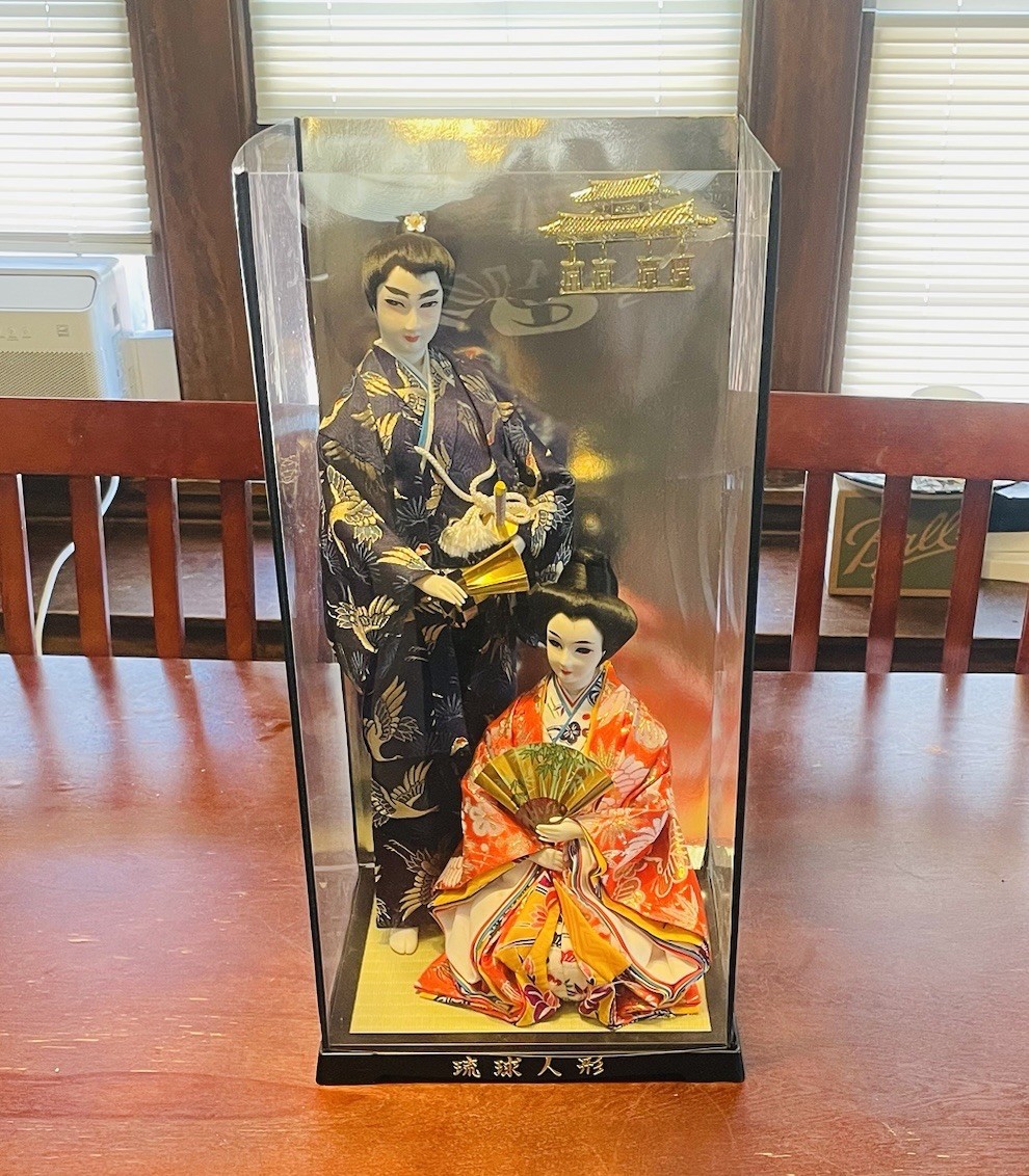Vintage Japanese Ryukyu Dolls Couple in Display Case Okinawa Kimono Figurines