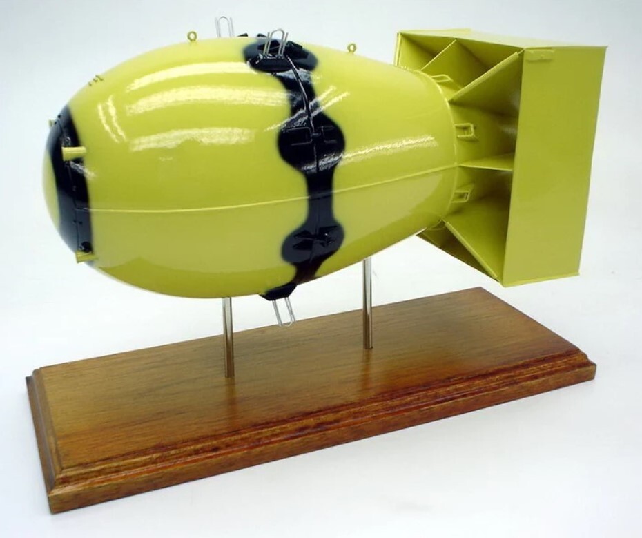USAF Boeing B-29 WWII Fat Man Replica Atomic Bomb Nagasaki Desk 1/10 SC Model